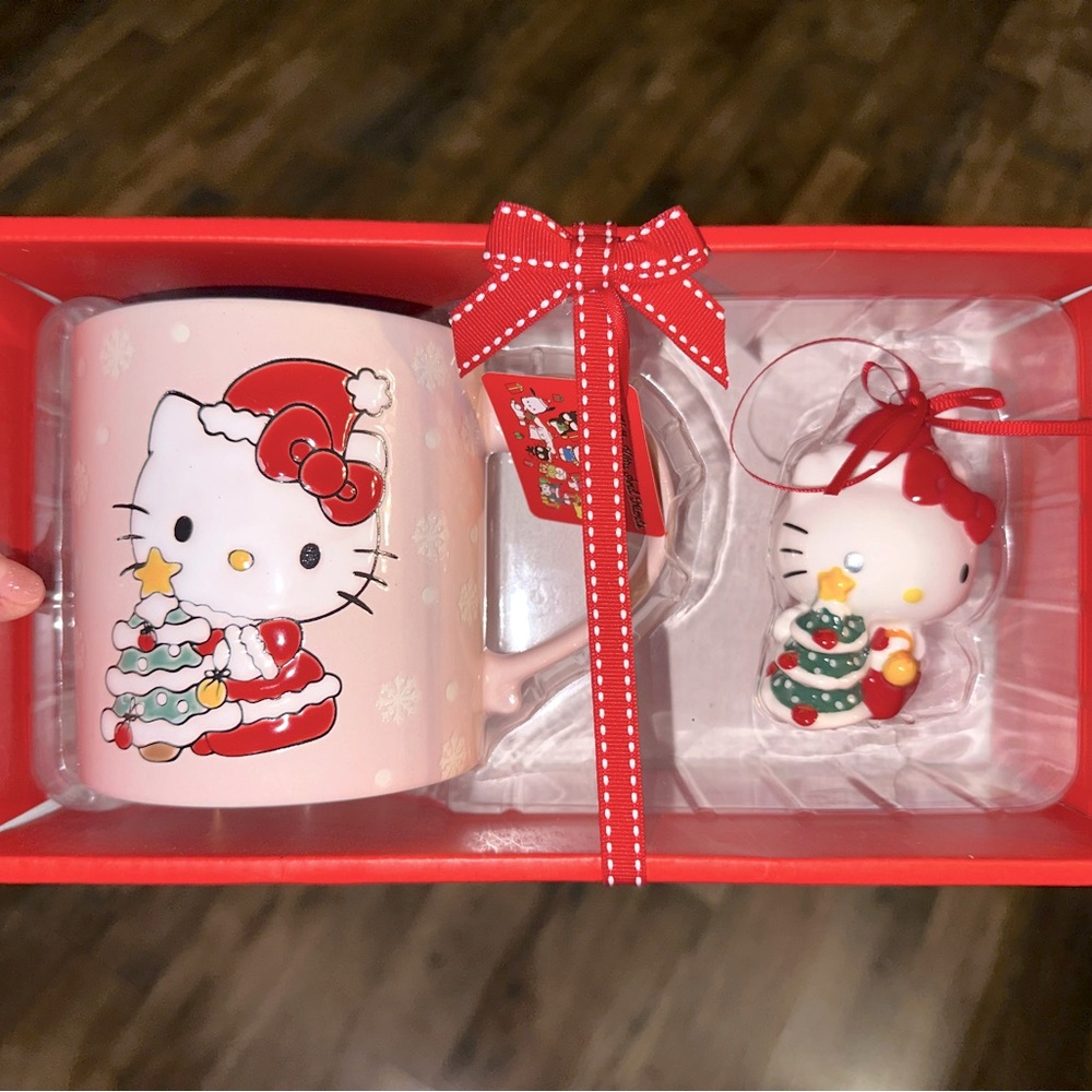 Hello kitty christmas mug & decor